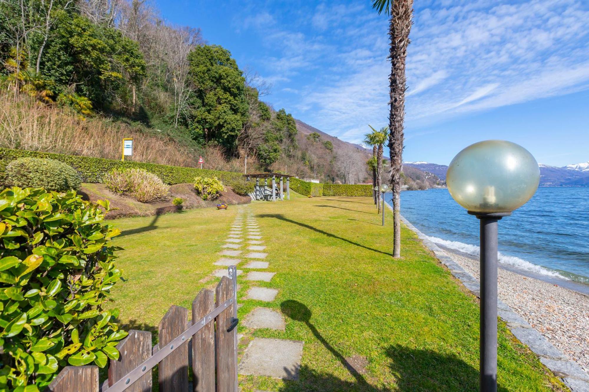 Blu Lake Apartment On Ghiffa Beach - Happy Rentals Bagian luar foto