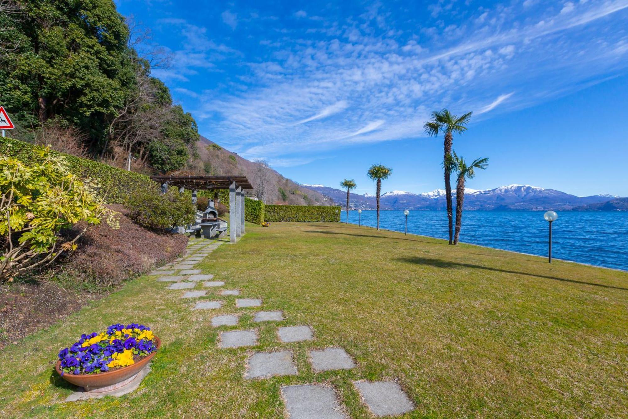 Blu Lake Apartment On Ghiffa Beach - Happy Rentals Bagian luar foto