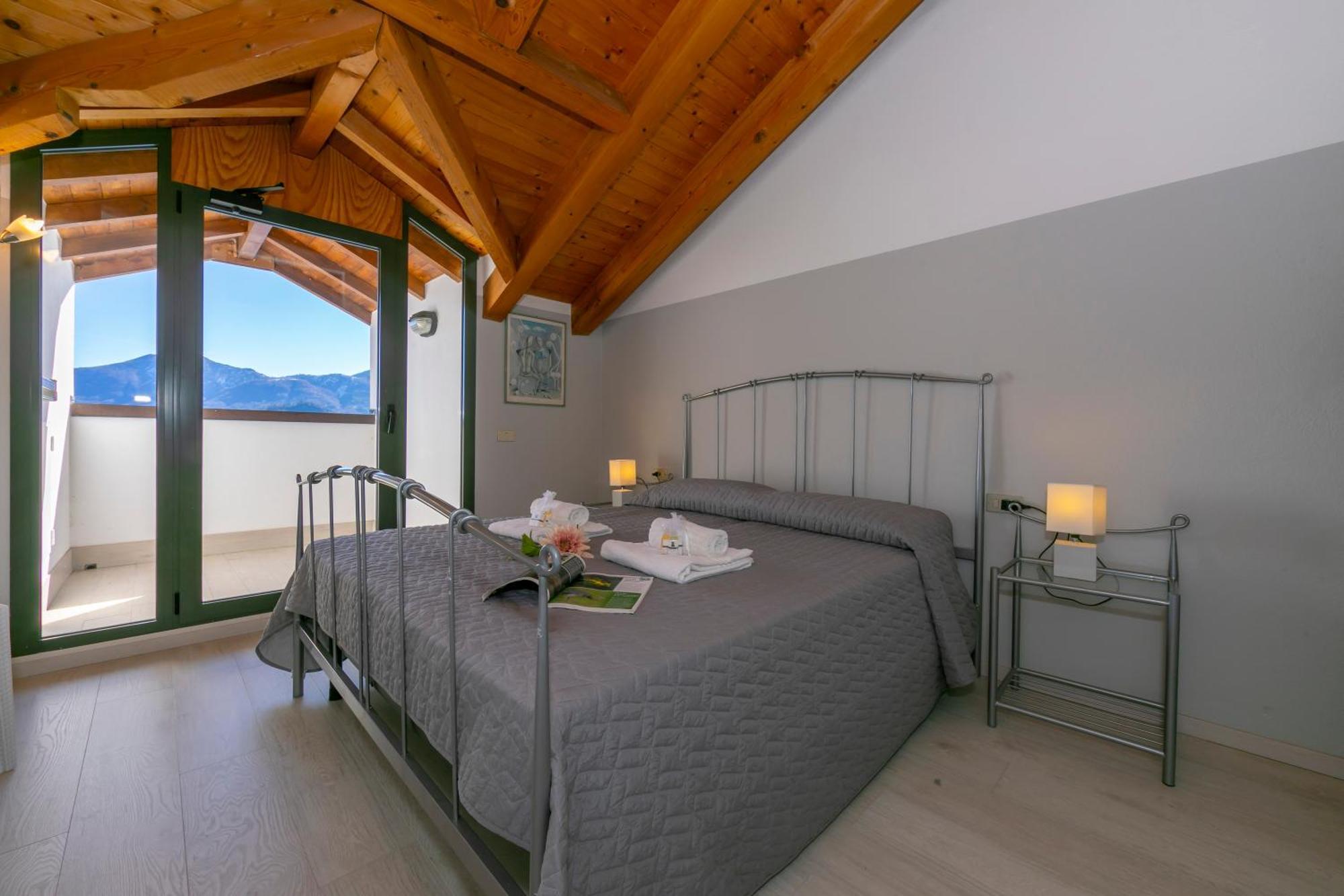 Blu Lake Apartment On Ghiffa Beach - Happy Rentals Bagian luar foto