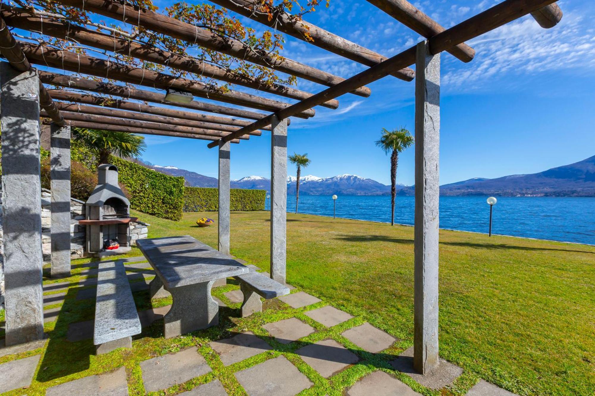 Blu Lake Apartment On Ghiffa Beach - Happy Rentals Bagian luar foto
